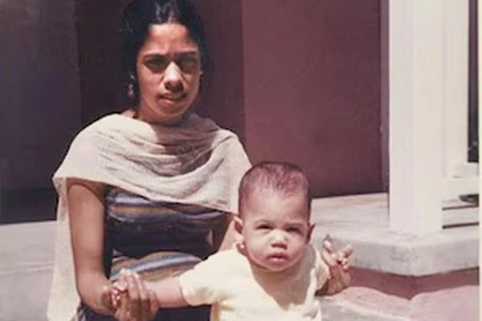 தமது தாயார் டாக்டர் ஷியாமளா கோபாலன் ஹாரிஸ் உடன் கமலா ஹாரிஸ்.