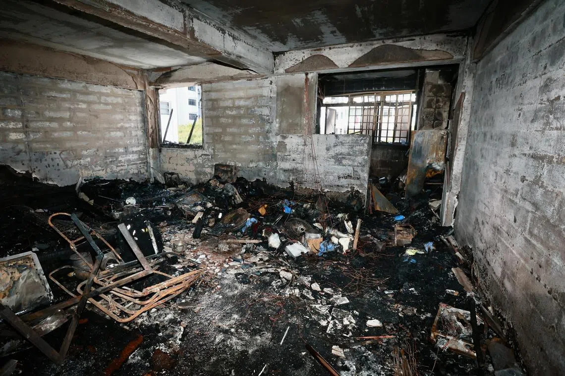 வீவக வீட்டில் தீ: நால்வர் மருத்துவமனைக்குக் கொண்டுசெல்லப்பட்டனர்