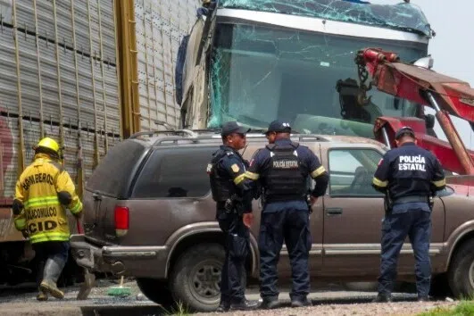 மெக்சிகோவில் மூன்று வாகனங்கள் மோதியதில் 15 பேர் பலி