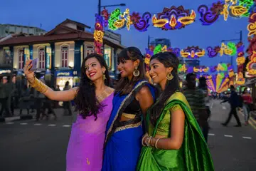 தேக்காவில் தீபாவளி கொண்டாடும் இளையர்கள் 