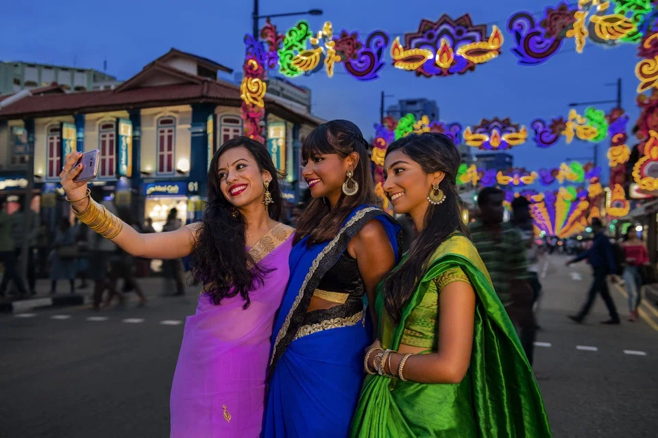 தேக்காவில் தீபாவளி கொண்டாடும் இளையர்கள் 