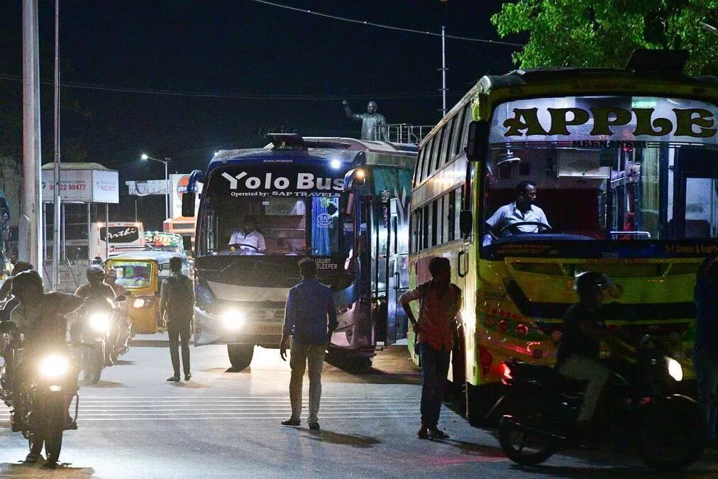 தமிழக - கர்நாடகா எல்லையில் ஆம்னி பேருந்துச் சேவை முடக்கம்: நள்ளிரவில் பயணிகள் அவதி