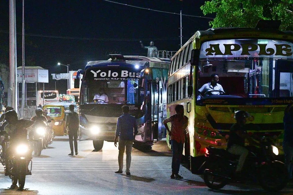 நள்ளிரவில் ஆம்னி பேருந்துகள் நிறுத்தப்பட்டதால் பயணிகள் அவதியுற்றனர்.