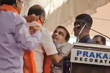 மகாராஷ்டிர மாநிலம் யவத்மாலில் நடைபெற்ற பொதுக்கூட்டத்தில் புதன்கிழமை (ஏப்ரல் 24) பேசிக்கொண்டிருந்தபோது திடீரென மயங்கி, மேடையிலேயே சரிந்து விழுந்தார்
