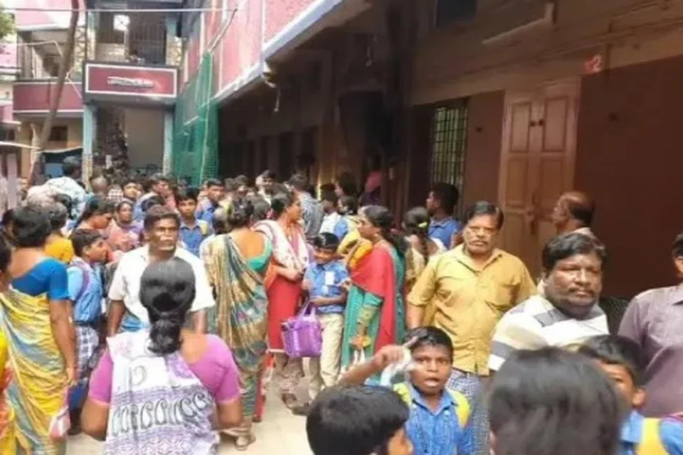 அச்சத்தில் பெற்றோர். இரண்டாவது முறையாக தனியார் பள்ளியில் வாயு கசிவு ஏற்பட்டு இரண்டு மாணவிகள் மயக்கமடைந்தனர்.