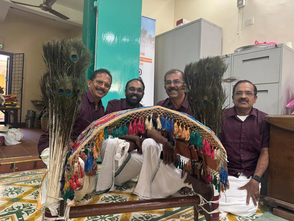 பினாங்கில் இந்த ஆண்டுத் தைப்பூசத் திருநாளுக்காகக் காவடி தயாரித்த பக்தர்கள் சிலர்.