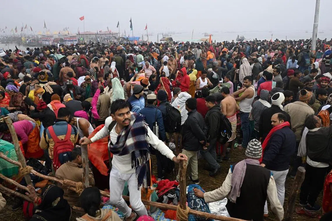 மகா கும்பமேளாவில் புனித நீராடிய பக்தர்கள் எண்ணிக்கை 10 கோடியைத் தாண்டியது