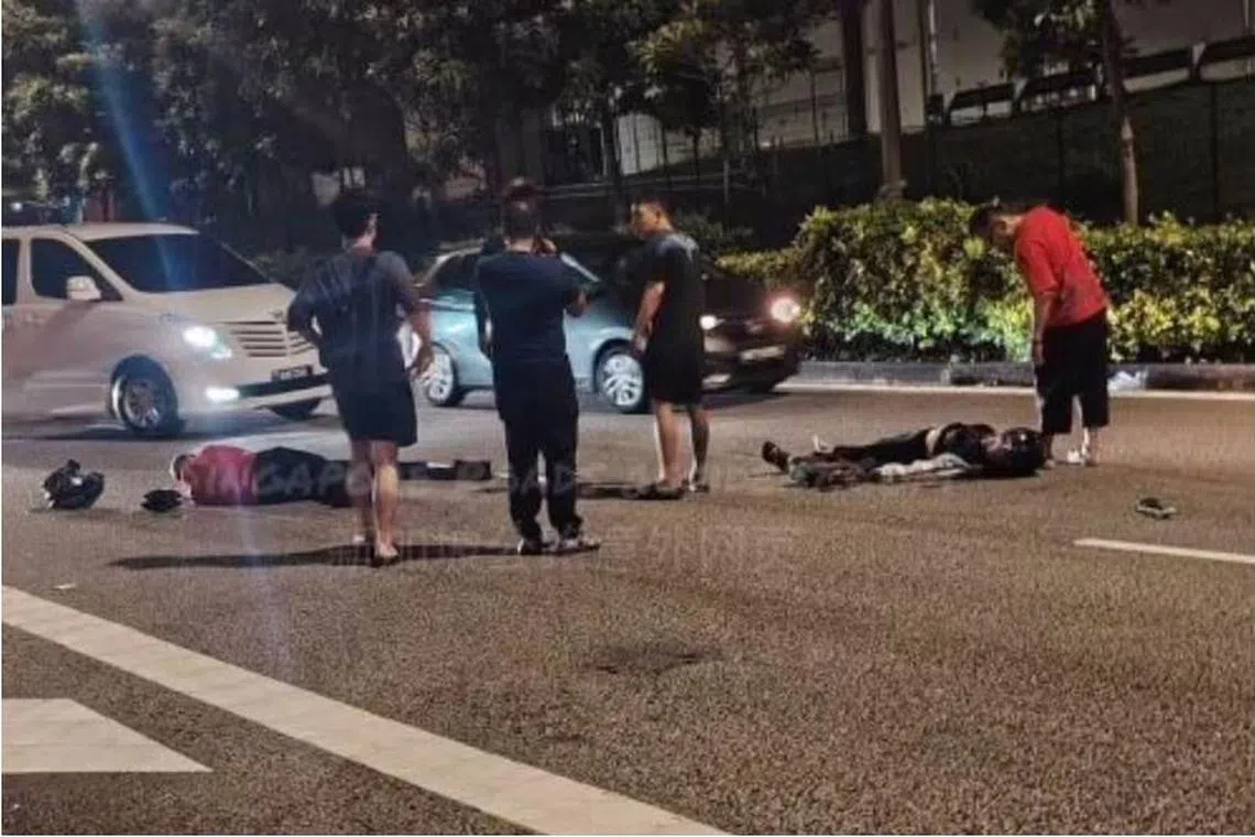 உட்லண்ட்ஸ் சோதனைச்சாவடி அருகே விபத்து; இருவர் மருத்துவமனையில்