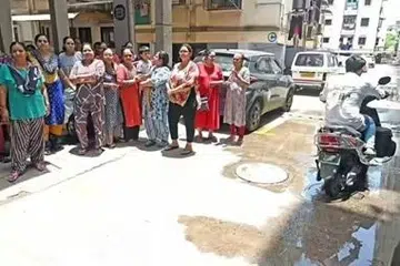 ஞாயிற்றுக்கிழமை நீர் விநியோகம் மீண்டும் தொடங்கியபோதும் தண்ணீரில் துர்நாற்றம் வீசியதால், இரண்டாம் கட்டச் சீரமைப்புப் பணிகளை மேற்கொள்ள வேண்டிய கட்டாயம் ஏற்பட்டதாக குடியிருப்பாளர்கள் சுட்டிக்காட்டினர்.