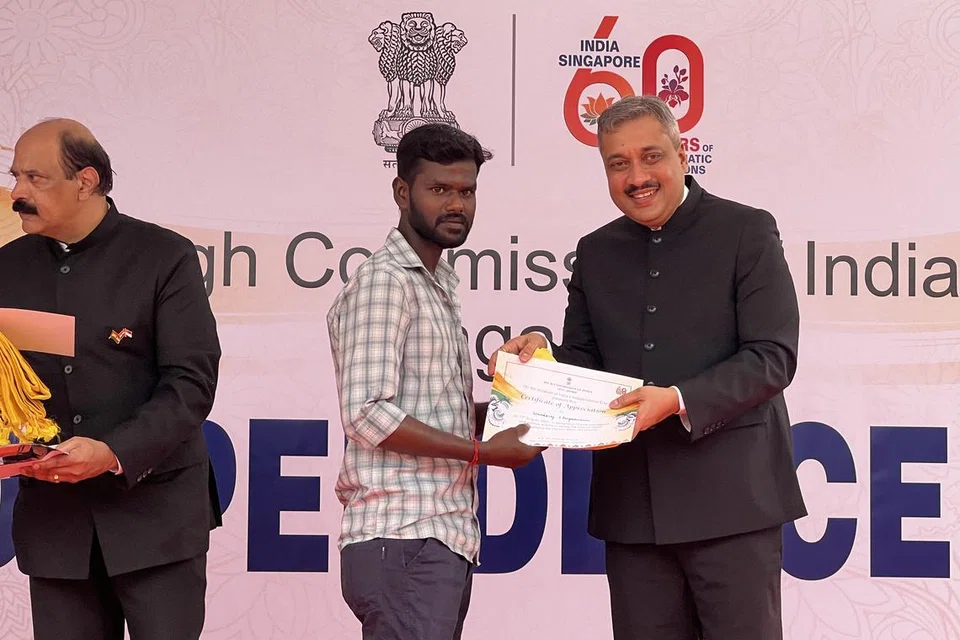 ரிவர் வேலி கடைவீட்டில் மூண்ட தீயில் சிறுவர்களைக் காப்பாற்றிய கோவிந்தராஜ் இளங்கேஸ்வரனுக்குச் சான்றிதழ், பொன்னாடை வழங்கிக் கெளரவித்த சிங்கப்பூருக்கான இந்தியத் தூதர் டாக்டர் ‌ஷில்பாக் அம்புலே.