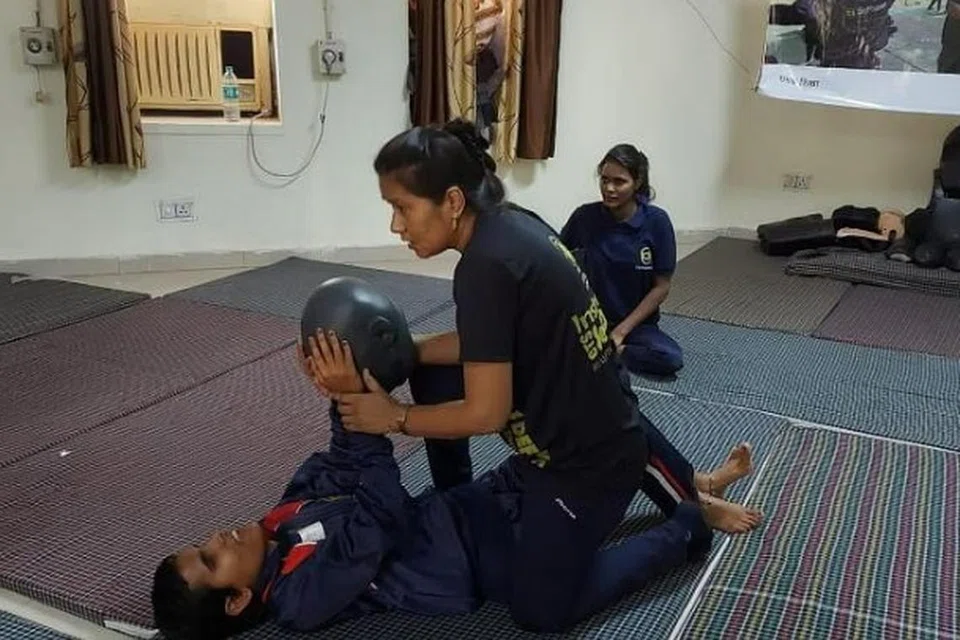 பெண்கள் அச்சத்தில் வாழக்கூடாது என்பதற்காக தற்காப்புக் கலை பயிற்றுவிக்கும் ஆசிரியர் ஆஷா சுமன்.