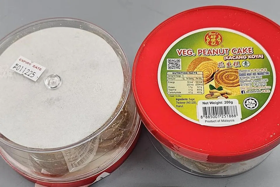 வேர்க்கடலையில் செய்யப்படும் ‘குட்ஸ் வெஜ் பீனட் கேக்’ (கச்சாங் கோயா) எனும் உணவு விற்பனையில் இருந்து மீட்டுக்கொள்ளப்பட்டுள்ளது. 