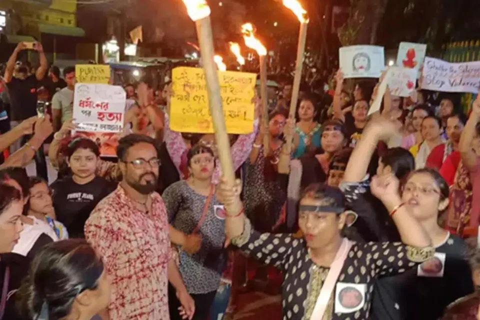 முதுநிலை பெண் பயிற்சி மருத்துவா் கொல்லப்பட்ட சம்பவத்திற்கு எதிர்ப்புத் தெரிவித்து, தீப்பந்தம் ஏந்தியபடி பேரணியாகச் சென்ற வடக்கு வங்காள மருத்துவக் கல்லூரி மற்றும் மருத்துவமனையின் இளங்கலை மற்றும் முதுகலை மாணவர்கள்.