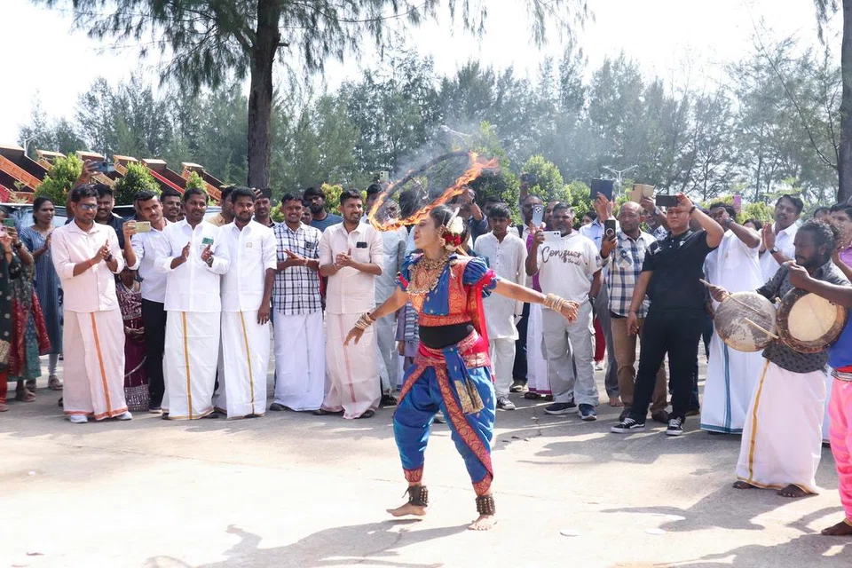 மொழியால், பண்பாட்டால், தமிழால் வாழும் பாத்தாம் தமிழர்களைக் கலையால் மகிழ்வித்தது கலைக்குழு.