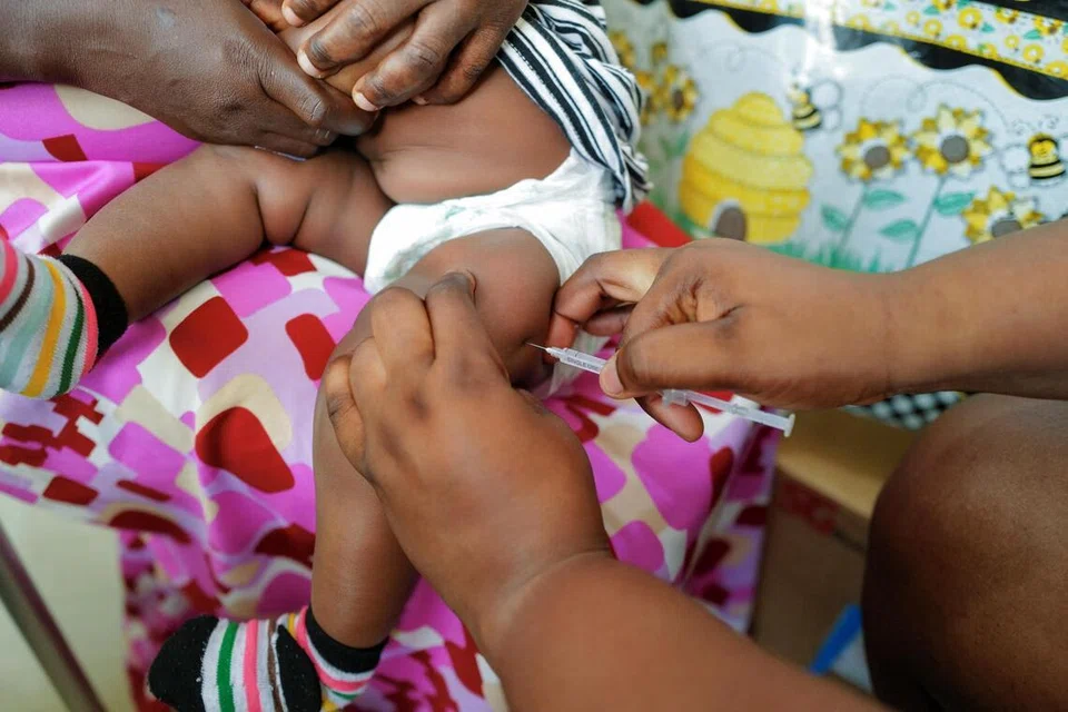 மொஸ்குவிரிக்ஸ் எனப்படும் மலேரியா நோய் தடுப்பூசி கானாவில் உள்ள தாய்சேய் மருத்துவமனையில் ஒரு குழுந்தைக்கு வழங்கப்பட்டது. 