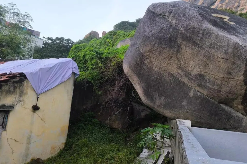 உருண்டு விழுந்த ராட்சத பாறை.