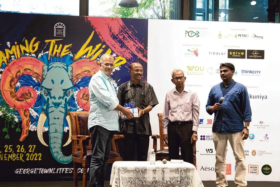 ஜார்ஜ் டவுன் இலக்கிய விழாவில் பி.கிருஷ்ணனின் (வலமிருந்து 2வது) ஷேக்ஸ்பியர் நாடகங் களின் மொழி பெயர்ப்புகள் வெளியீடு. எழுத்தாளர் ஜெயமோகன் (இடது) நூல்களை வெளியிட, மலேசிய மூத்த எழுத்தாளர் கோ.புண்ணியவான் பெற்றுக்கொண்டார். அருகில் மலேசிய எழுத்தாளர் ம.நவீன்(கீழ் படம்) பி.கிருஷ்ணன் மொழிபெயர்த்த ஷேக்ஸ்பியர் நாடகங்களின் சில காட்சிகளை, 'மை ஸ்கில்ஸ்' அறநிறுவனத் தைச் சேர்ந்த மாணவர்கள் நடித்துக் காட்டினர். படங்கள்: வல்லினம்