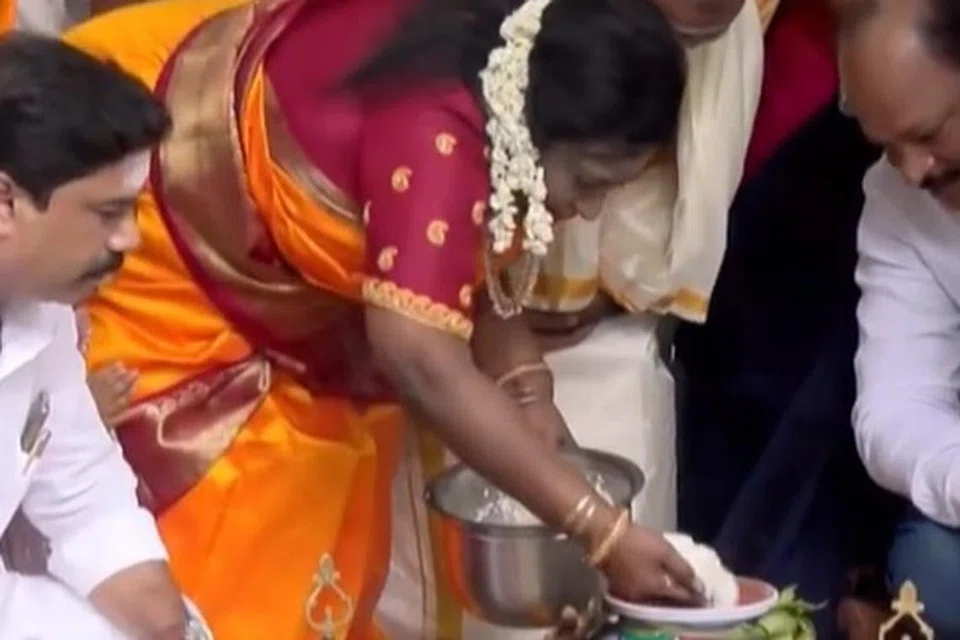 பாஜக தொண்டர்களுடன் தமது இல்லத்தில் பொங்கல் பண்டிகையைக் கொண்டாடிய தமிழிசை.