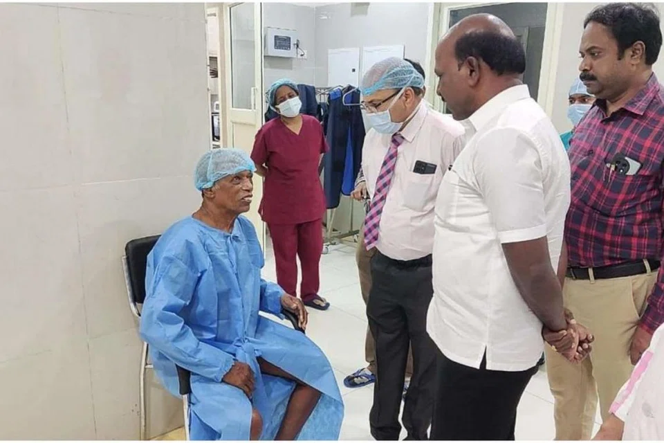 கிண்டி கலைஞர் நூற்றாண்டு உயர்சிறப்பு மருத்துவமனையில் அறுவை சிகிச்சை செய்யப்பட்ட நபரிடம் அவருக்கு வழங்கப்பட்ட சிகிச்சை குறித்து அமைச்சர் மா.சுப்பிரமணியன் கேட்டறிந்தார்.
