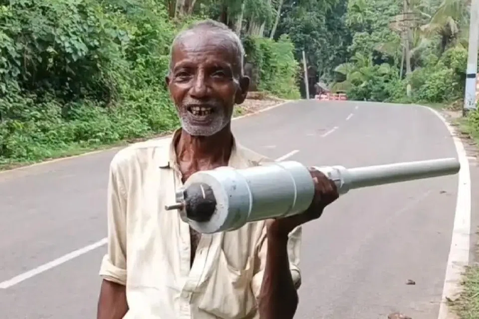 தாம் உருவாக்கிய துப்பாக்கி போன்ற கருவியுடன் விவசாயி சுடலை.