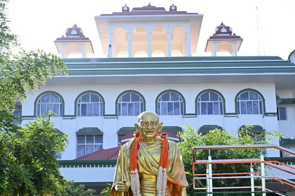 மதுரை உள்​ளிட்ட பல்​வேறு பகுதிகளின் நீர்​நிலைகளில் உள்ள ஆக்கிரமிப்புகளை அகற்றுமாறு தொடுக்கப்பட்ட வழக்கை உயர் நீதிமன்றம் விசாரித்தது.
