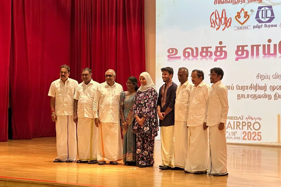 நிகழ்ச்சியில் பங்கேற்ற பேராளர்களுடன் சிறப்பு விருந்தினர் முனைவர் ரிஸ்வானா பேகம், சிறப்புப் பேச்சாளர் முத்துக்குமரன். 