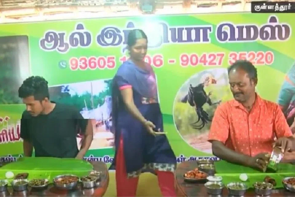 வாடிக்கையாளர்களைக் கவர சாப்பிடும் போட்டிக்கு ஏற்பாடு செய்யப்பட்டது.