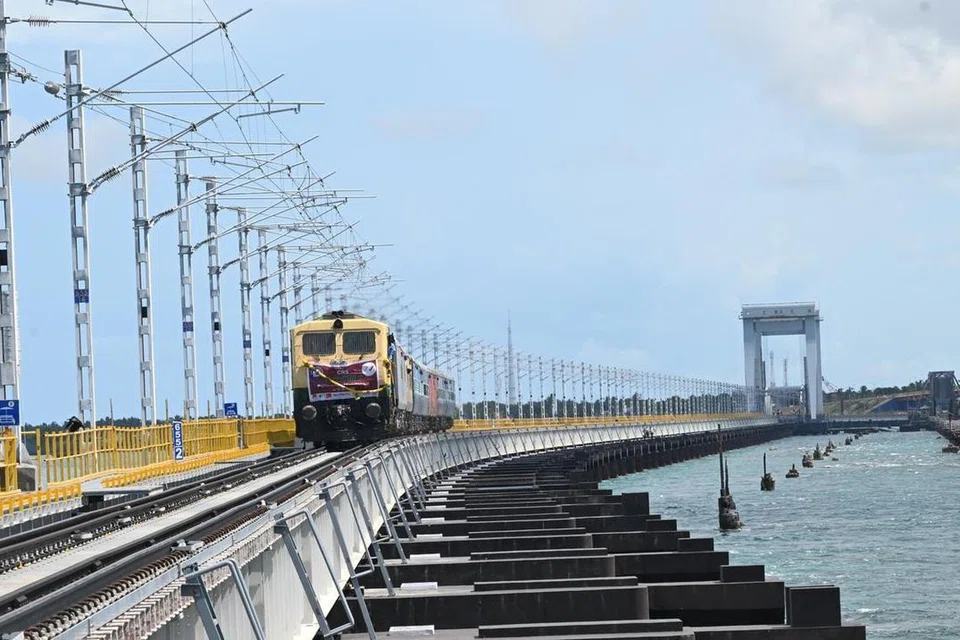 பாம்பன் பாலம்.