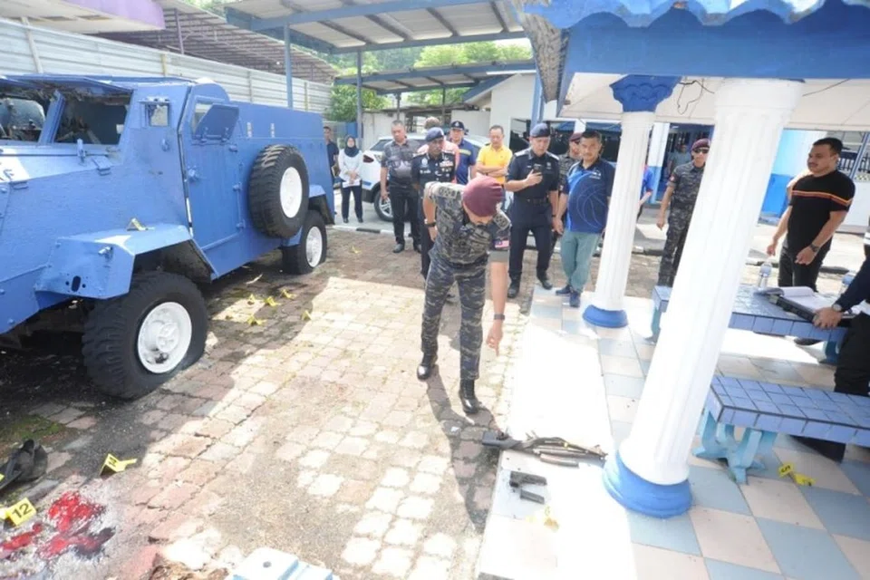 மலேசியக் காவல்துறையின் தலைமைக் கண்காணிப்பாளர் ரஸாருதின் ஹுசேன்,  உலு திராம் காவல் நிலையத்தில் தாக்குதல் நடந்த இடத்தைச் சோதனையிட்டார்.