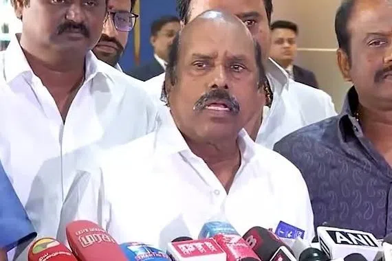 சிங்கப்பூரில் சிகிச்சை பெற்று சென்னை திரும்பினார் எ.வ.வேலு