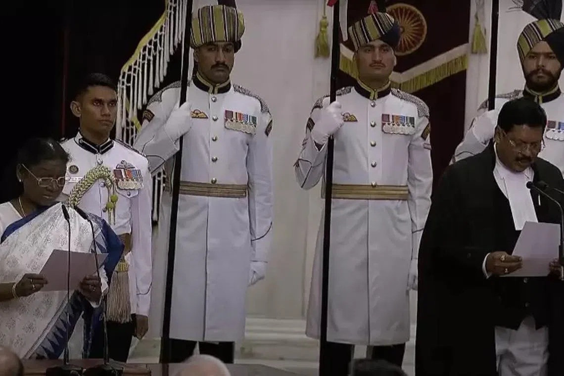 இந்தியாவின் தலைமை நீதிபதியாக பொறுப்பேற்றார் பூஷண் கவாய்