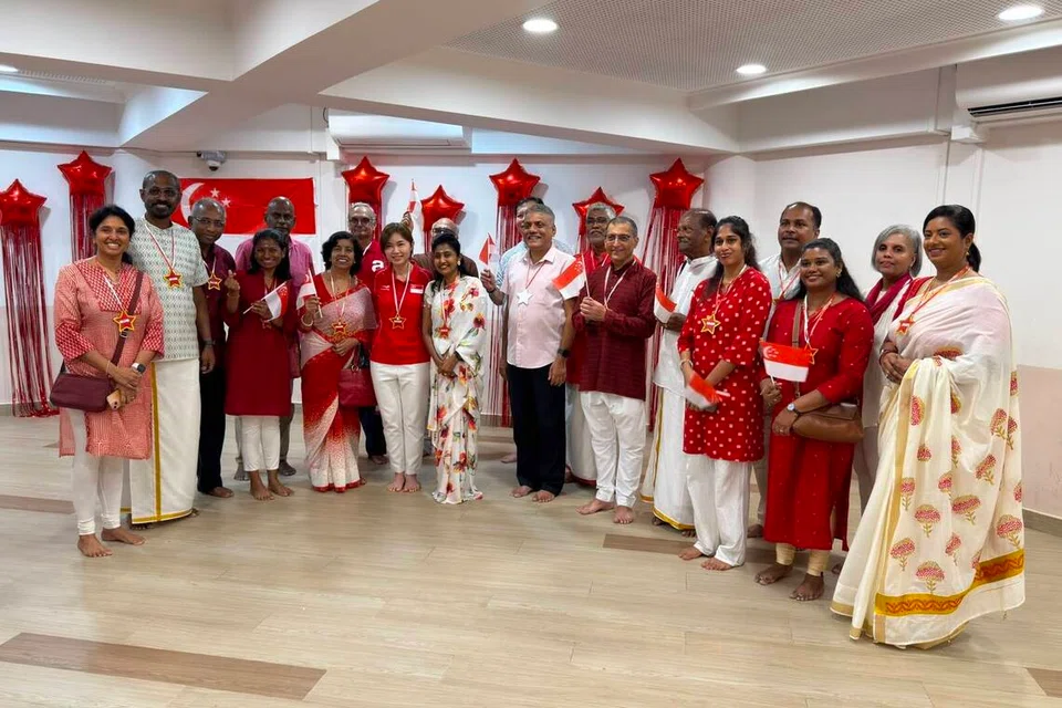 ஸ்ரீ சிவன் கோயில் மேலாண்மைக்குழு உறுப்பினர்களுடனும் இந்து அறக்கட்டளை வாரியத்தின் சமூக சேவை செயற்குழுவுடனும் மரீன் பரேட்-பிரேடல் ஹைட்ஸ் நாடாளுமன்ற உறுப்பினர் டின் பெய் லிங்.