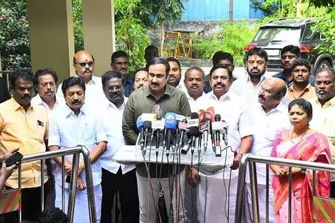 அன்புமணி, எடப்பாடி பழனிசாமி கூட்டாகச் செய்தியாளர்களைச் சந்தித்துப் பேசினர்.