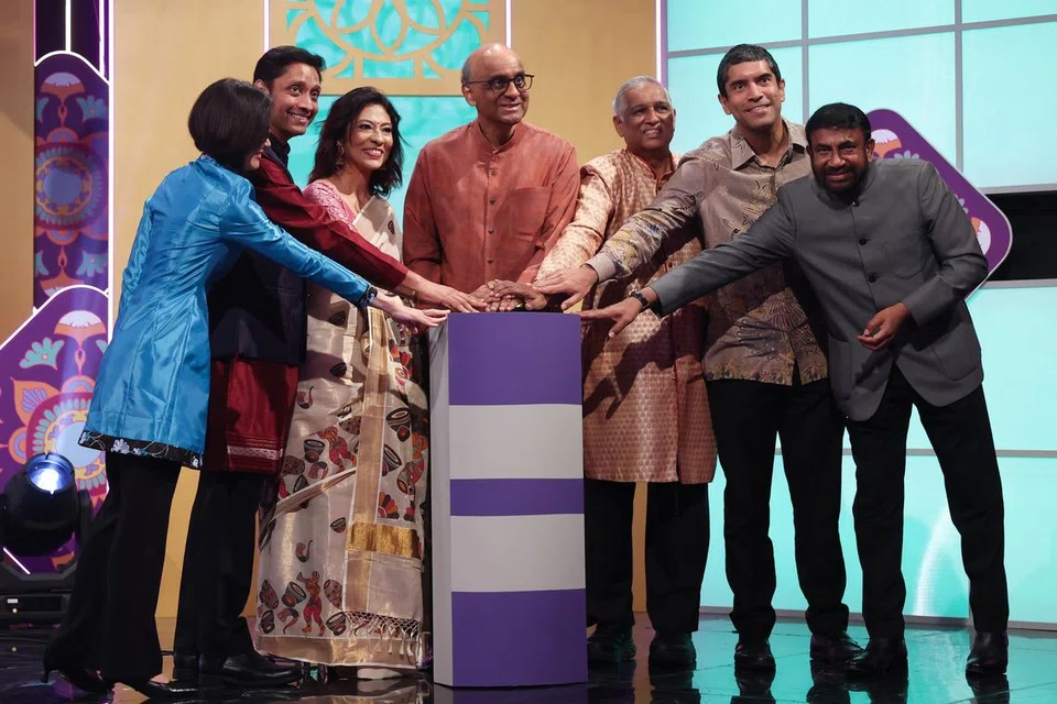 மற்ற சிறப்பு விருந்தினர்களுடன் இணைந்து அதிபர் தர்மன் சண்முகரத்னம் இவ்வாண்டின் தமிழ்மொழி விழாவை அதிகாரத்துவமாகத் தொடங்கிவைத்தார்.
