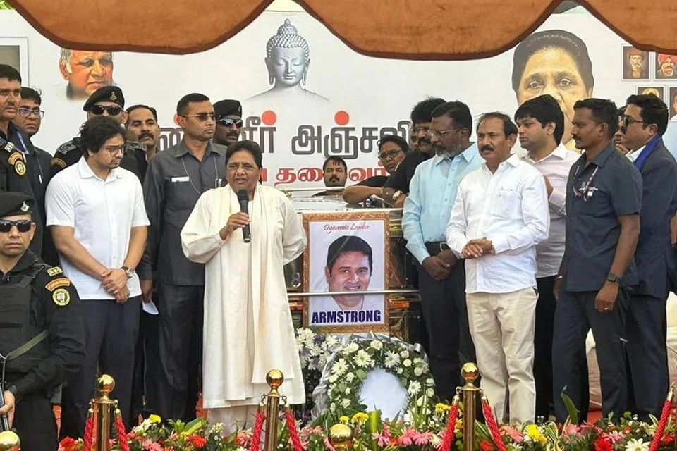 பகுஜன் சமாஜ் கட்சியின் தேசிய தலைவர் மாயாவதி சென்னைக்கு நேரில் சென்று, அக்கட்சியின் தமிழகத் தலைவர் ஆம்ஸ்ட்ராங்கின் உடலுக்கு அஞ்சலி செலுத்தினார்.