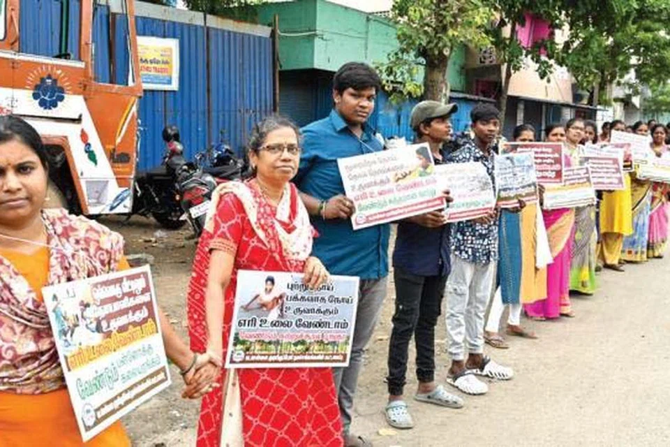 கொடுங்கையூரில் செயல்படுத்தப்படவுள்ள எரிஉலைத் திட்டத்தைக் கைவிடக் கோரி, வடசென்னை மக்கள் ஞாயிற்றுக்கிழமை மனிதச் சங்கிலிப் போராட்டத்தில் ஈடுபட்டனர்.