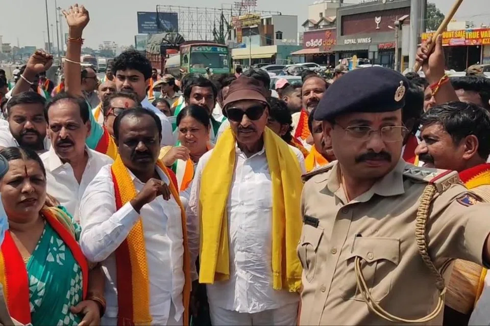 தமிழக - கர்நாடக எல்லையான அத்திப்பள்ளி பகுதியில் சனிக்கிழமை (மார்ச் 8) சாலை மறியலில் ஈடுபட்டு, தமிழகத்துக்குள் நுழைய முயன்ற கன்னட சலுவளி கட்சியின் தலைவர் வாட்டாள் நாகராஜ் தலைமையில் கன்னட அமைப்புகளை சேர்ந்த 100க்கும் மேற்பட்டோரை காவல்துறையினர் கைது செய்தனர். 