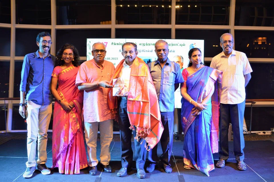 முதல் நூலைத் திரு. வெ. பாண்டியனிடமிருந்து திரு. மு. ஹரிகிருஷ்ணன் பெற்றுக்கொள்கிறார். அருகில் எழுத்தாளர் கழகத் தலைவர், நூலாசிரியர் மற்றும் அவர்தம் குடும்பத்தினர்.