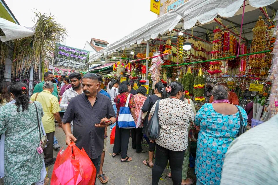 பொங்கல் திருநாளுக்கு முதல்நாள் லிட்டில் இந்தியாவில் பொருள்கள் வாங்கக் குவிந்த மக்கள்.
