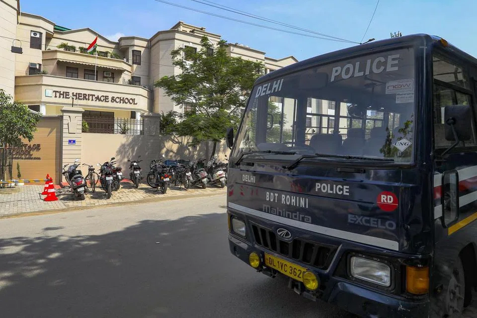 வெடிகுண்டு மிரட்டல் விடுக்கப்பட்ட பள்ளிக்கு வெளியே காவல்துறை பேருந்து.