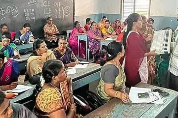 ஆசிரியர்கள் மற்றும் அரசு ஊழியர்களுக்கு மின்னணு வாக்குப்பதிவு எந்திரங்களைக் கையாளுவதற்கான முதற்கட்டப் பயிற்சி வகுப்பு ஏற்கெனவே நடத்தி முடிக்கப்பட்டு உள்ளது.