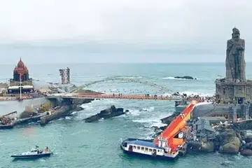 கடல் நடுவே உள்ள திருவள்ளுவர் சிலை உள்ளிட்ட பகுதிகளுக்கான படகுச் சேவை நிறுத்தப்பட்டதால் சுற்றுலாப் பயணிகள் ஏமாற்றம் அடைந்தனர்.