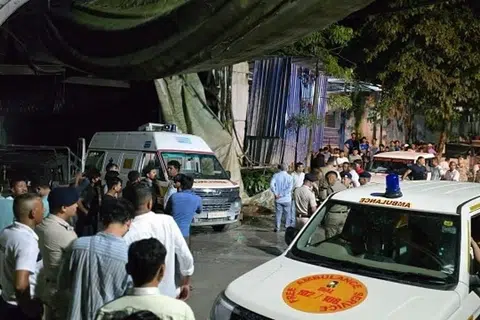 சிக்கிம் சுரங்கத்தில் கிட்டத்தட்ட 27 பேர் சிக்கியிருக்கலாம் என்று கூறப்படுகிறது. அவர்களை மீட்க மாநிலப் பேரிடர் மீட்புப் படை, தேசிய பேரிடர் மீட்புப் படை, சிக்கிம் காவல்துறை, தீயணைப்பு, அவசரகாலச் சேவைகள், சுகாதாரத் துறையைச் சேர்ந்தோர் ஒருங்கிணைந்து போராடி வருகின்றனர்.