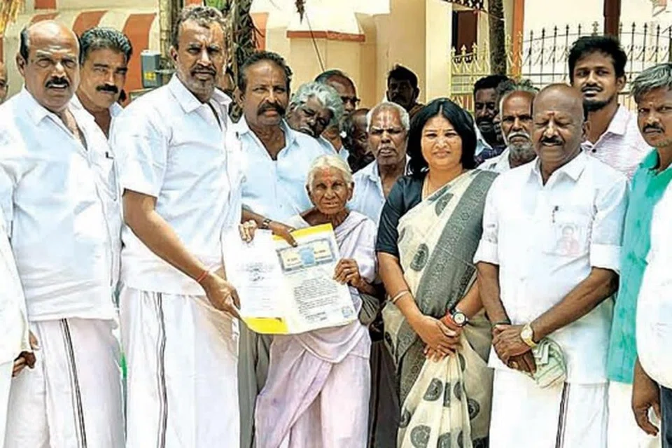 அதிமுக முன்னாள் அமைச்சர் எஸ்.பி வேலுமணி, பாட்டி கமலாத்தாளுக்கு இலவசமாக இரண்டு சென்ட் நிலம் வாங்கிக் கொடுத்துள்ளார்.