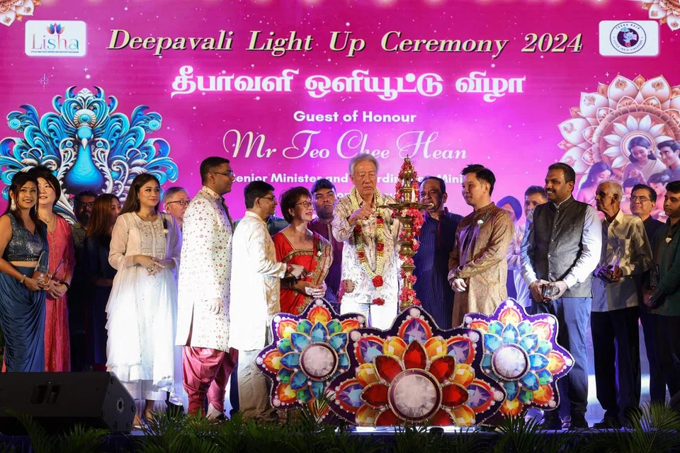 சனிக்கிழமை (செப்டம்பர் 14) இரவு நடந்தேறிய தீபாவளி ஒளியூட்டு விழாவில் சிறப்பு விருந்தினராகக் கலந்துகொண்டார் மூத்த அமைச்சர் டியோ சீ ஹியன்.
