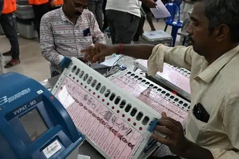 சட்​டமன்றத் தொகுதி வாரி​யாக கணினி குலுக்​கல் முறை​யில் தேர்வு செய்​யும் பணி சென்னை மாநகராட்சியின் தலைமையகமான ரிப்பன் கட்டட வளாகத்​தில் செவ்வாய்க்கிழமை நடை​பெற்​றது.