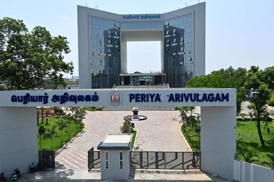 கோவை காந்திபுரத்தில் ரூ.301 கோடியில் கட்டப்பட்டுள்ள  நுாலகம், அறிவியல் மையத்துடன் உருவாகியுள்ள ‘பெரியார் அறிவுலகம். 