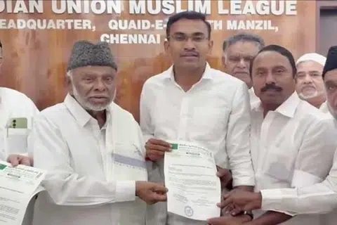 தமிழக வெற்றிக்கழக நிர்வாகிகள் செங்கோட்டையன், அருண்குமார் உள்ளிட்டோரிடம் இந்தியன் யுனைடட் முஸ்லிம் லீக் கட்சி தனது ஆதரவுக் கடிதத்தை வழங்கியது.