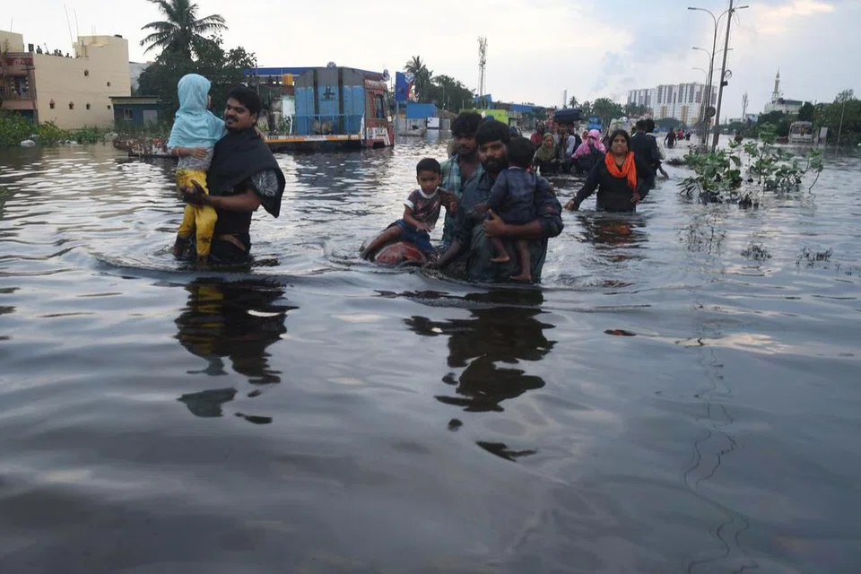 மழைநீருடன் கலந்துவிட்ட எண்ணெய்க் கசிவு.