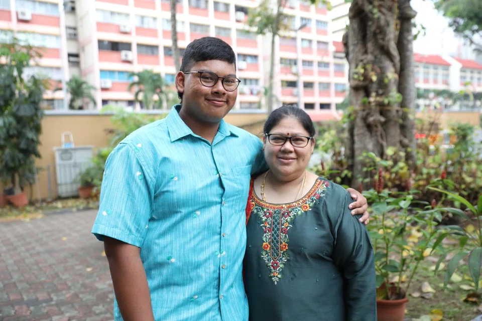 தன் மகன் ஞானசெல்வன் பிரகாஷுடன் திருவாட்டி விசாலாட்சி சுப்பையா.